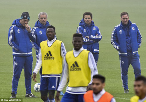 Fabregas lên tiếng vụ bị tố nổi loạn chống Mourinho - 3