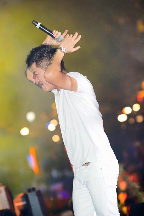 Facebook sao 3/11: Elly Trần "nổi như cồn" ở nước ngoài - 3