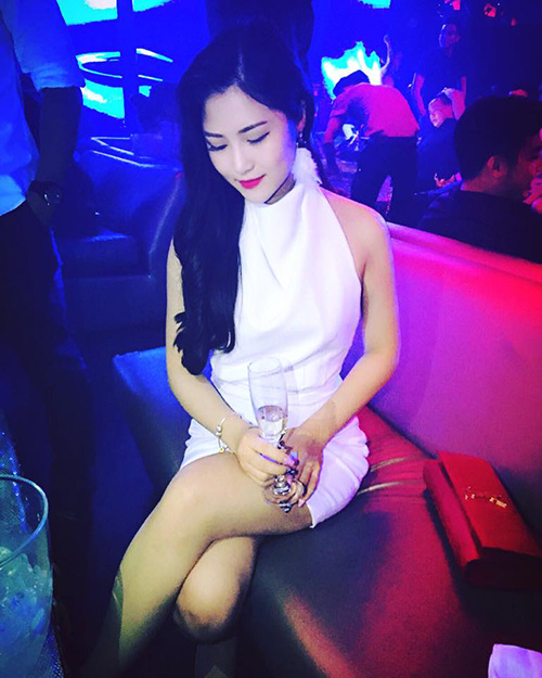 Facebook sao 3/11: Elly Trần "nổi như cồn" ở nước ngoài - 5