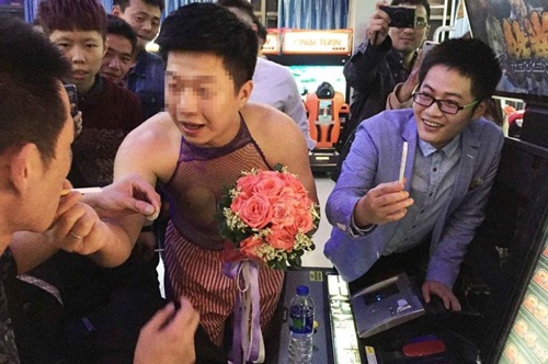 Chú rể phải vượt qua thử thách mới được động phòng - 3