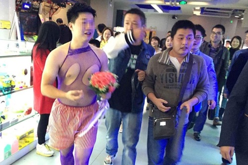 Chú rể phải vượt qua thử thách mới được động phòng - 4