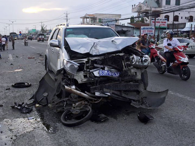 Va chạm với xe biển xanh, một người đứt lìa chân, tử vong - 1