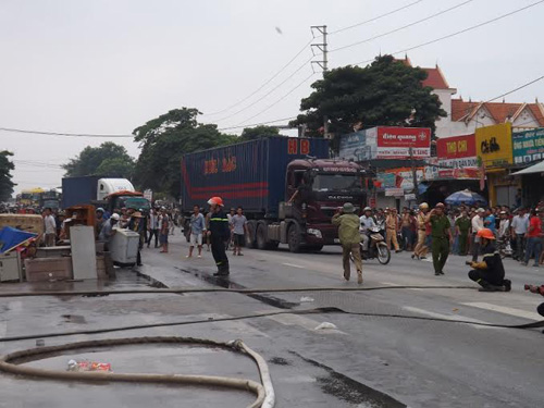 Nghệ An: Cháy cửa hàng phụ tùng xe máy, hàng trăm người dập lửa - 3