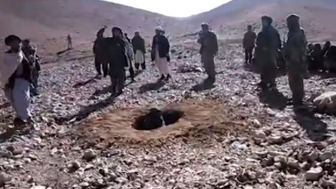 Taliban ném đá đến chết cô gái trẻ ngoại tình - 1