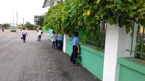 Học sinh vạ vật quanh cổng trường chờ học buổi hai - 1