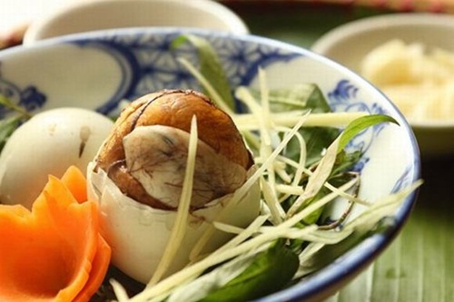 Trứng vịt lộn được coi là món ăn bổ dưỡng của ẩm thực Việt Nam.