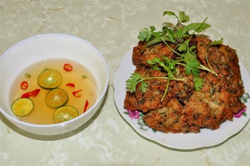 Chả rươi là món ăn đặc sản chỉ có theo mùa được săn lùng nhiều nhất ẩm thực Việt Nam. 