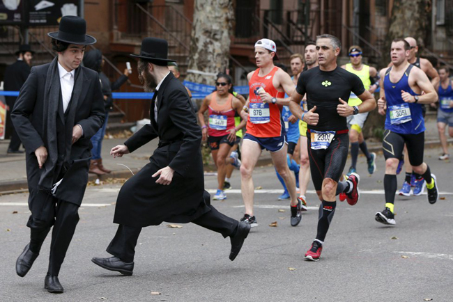 Không biết từ đâu hai anh chàng ăn mặc kỳ dị nhảy vào giữa đường trong cuộc đua Marathon tại New York.
