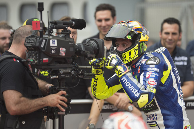 Valentino Rossi hả hê ăn mừng trước ống kính máy quay sau khi anh cố tình đạp đổ xe của Marquez. Tuy nhiên sau cuộc đua hành động xấu của Rossi bị phát hiện, anh bị trừ 3 điểm, phải xuất phát ở vị trí cuối trong cuộc đua tới.
