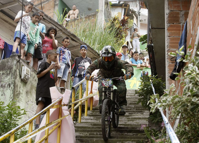 



Hình ảnh ấn tượng ở cuộc đua lao dốc xuống những bậc thang tại Colombia Lorenzo Cadavid (Colombia).
