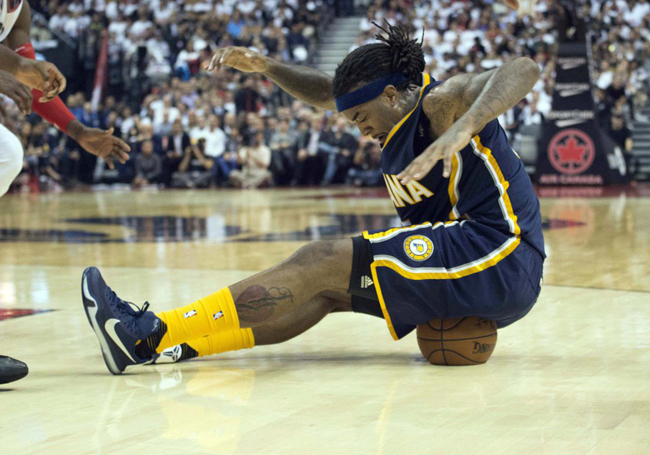 Jordan Hill làm bẹp quả bóng sau cú ngã trong trận đấu giữa Pacers Indiana gặp Toronto Raptors.
