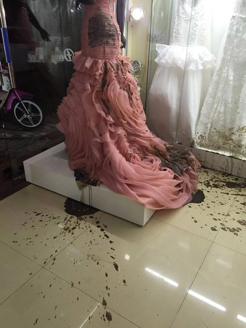 Cửa hàng áo cưới bị ném mắm tôm vì… ghen tị - 1