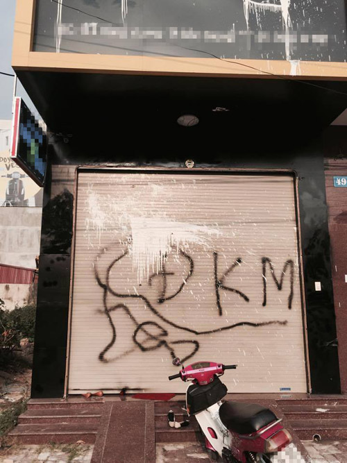 Cửa hàng áo cưới bị ném mắm tôm vì… ghen tị - 3