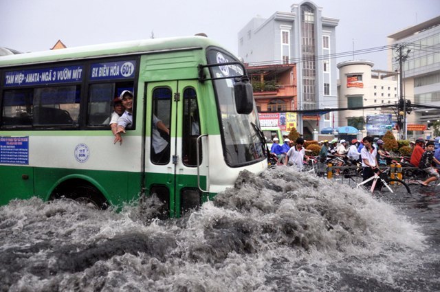 Ảnh: Sóng nước dữ dội trên phố Sài Gòn sau mưa - 2