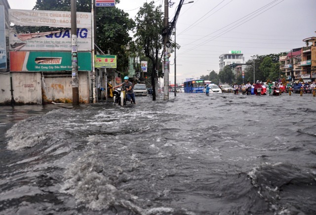 Ảnh: Sóng nước dữ dội trên phố Sài Gòn sau mưa - 4