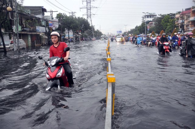 Ảnh: Sóng nước dữ dội trên phố Sài Gòn sau mưa - 5
