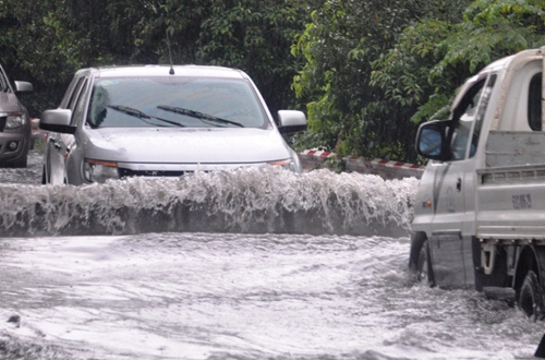 Ảnh: Sóng nước dữ dội trên phố Sài Gòn sau mưa - 1