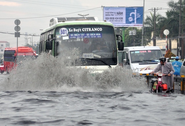 Ảnh: Sóng nước dữ dội trên phố Sài Gòn sau mưa - 1