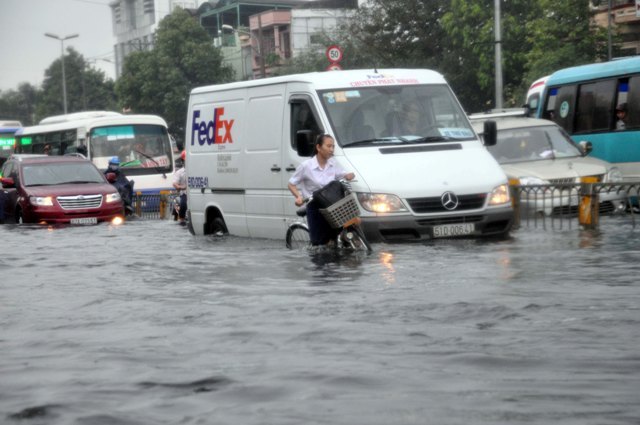 Ảnh: Sóng nước dữ dội trên phố Sài Gòn sau mưa - 10