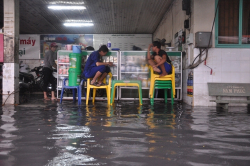Ảnh: Sóng nước dữ dội trên phố Sài Gòn sau mưa - 8