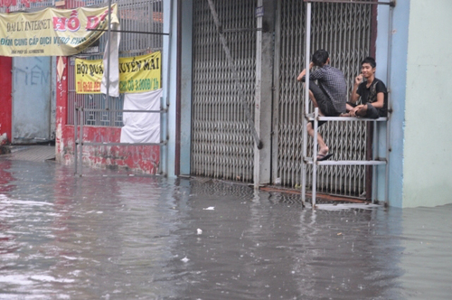 Ảnh: Sóng nước dữ dội trên phố Sài Gòn sau mưa - 9