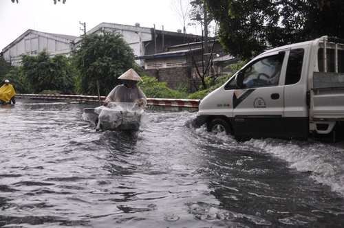 Ảnh: Sóng nước dữ dội trên phố Sài Gòn sau mưa - 10
