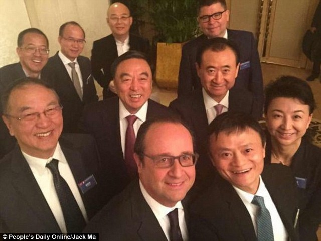 Tỉ phú Jack Ma chụp ảnh &#34;tự sướng&#34; cùng Tổng thống Pháp - 1