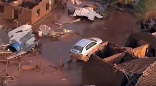 Ô tô mắc trên mái nhà sau lũ do vỡ đập ở Brazil - 1