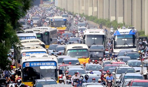 HN quyết giảm tần suất xe buýt giờ cao điểm dù bị chê &#34;ngược đời&#34; - 1