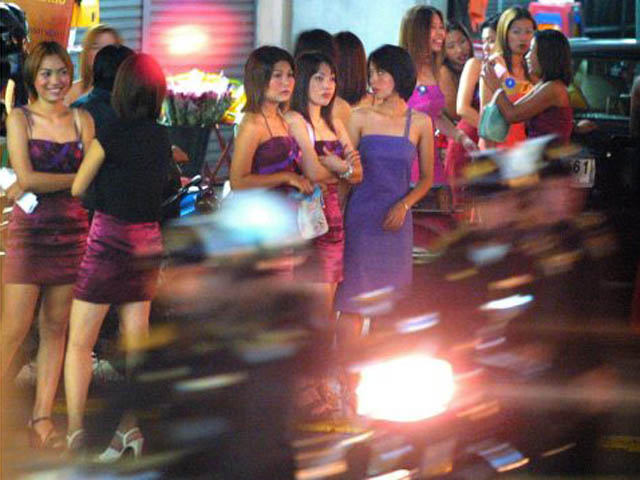 Thái Lan: Bắt đường dây mại dâm phục vụ nhà sư, quân nhân - 1