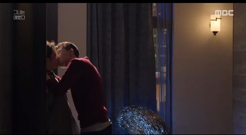 Video phim: Màn cưỡng hôn ngọt ngào nhất - 1