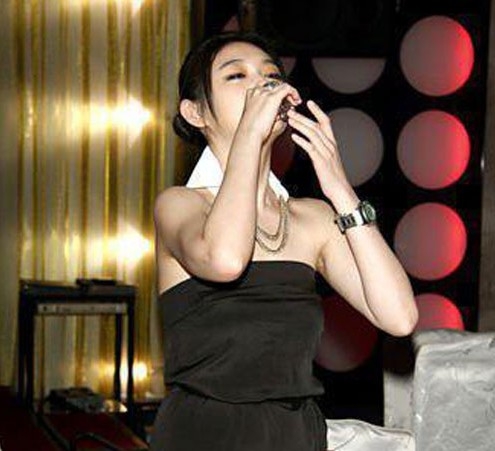 Cbiz rúng động trước bảng giá "hầu rượu" tiền tỉ của sao - 2