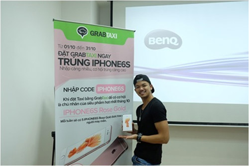 Trọng Hiếu Idol cười tít mắt khi bấm số trúng thưởng - 1