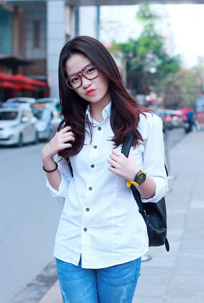Quỳnh Hương thường xuất hiện trước công chúng với những trang phục giản dị, phù hợp với lứa tuổi học sinh...