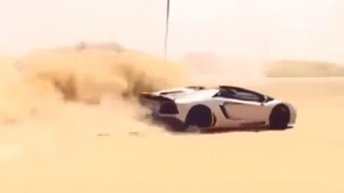 &#34;Dân chơi&#34; Trung Đông cho Lamborghini Aventador &#34;bơi&#34; trên cát - 1
