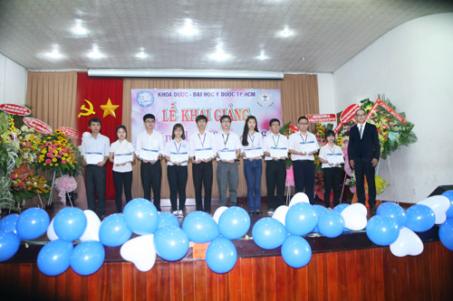 Rohto-Mentholatum trao học bổng và khám mắt cộng đồng năm 2015 - 1