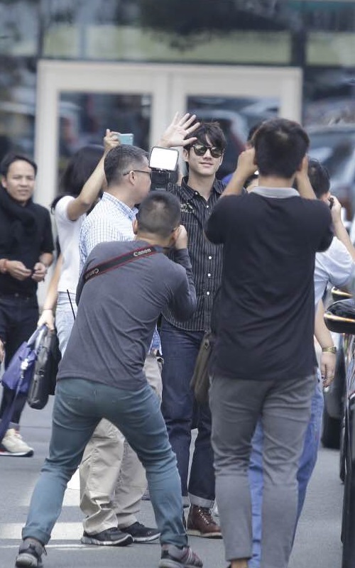 Fan Việt phấn khích trước vẻ phong trần của Mario Maurer - 2