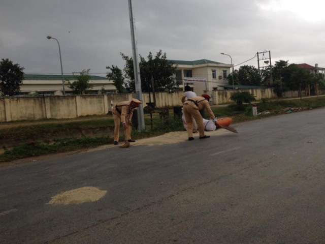 CSGT Thanh Hóa xúc gạo giúp dân chạy mưa - 1