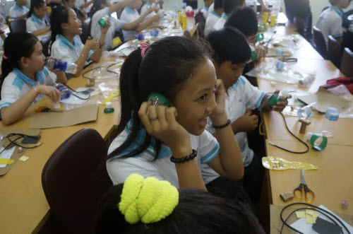 TP.HCM: Học sinh tập làm tai nghe từ phế liệu - 1