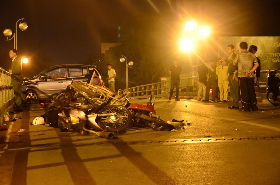 HN: Gây tai nạn liên hoàn, tài xế taxi lao từ cầu xuống đất - 1