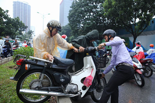 HN: Tắc đường kinh hoàng, dân vác xe qua dải phân cách - 3