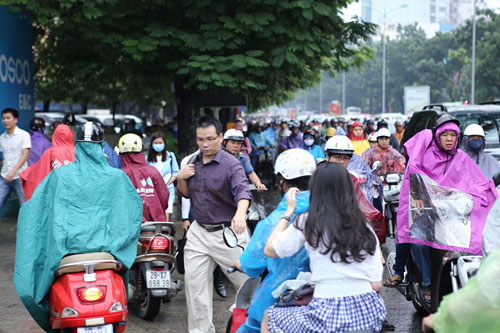 HN: Tắc đường kinh hoàng, dân vác xe qua dải phân cách - 5