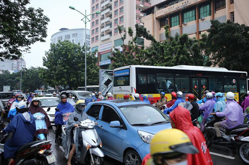 HN: Tắc đường kinh hoàng, dân vác xe qua dải phân cách - 6