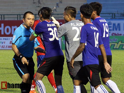 Clip: Trọng tài Việt Nam bị cầu thủ Myanmar hành hung - 1