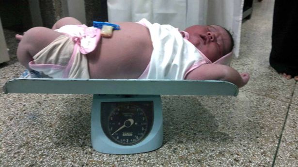 Kinh ngạc bà mẹ sinh lần thứ 9 đứa con nặng gần 7 kg - 1