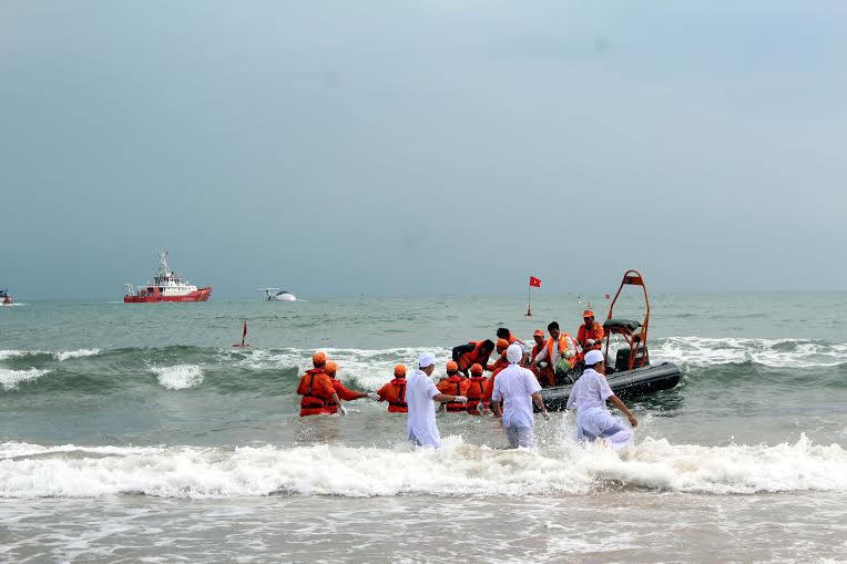 Hàng chục máy bay, tàu biển diễn tập cứu nạn hàng không - 4