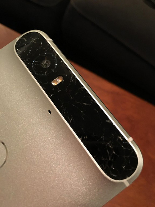 Nexus 6P bị “tố” vô cớ nứt, xước màn hình - 1