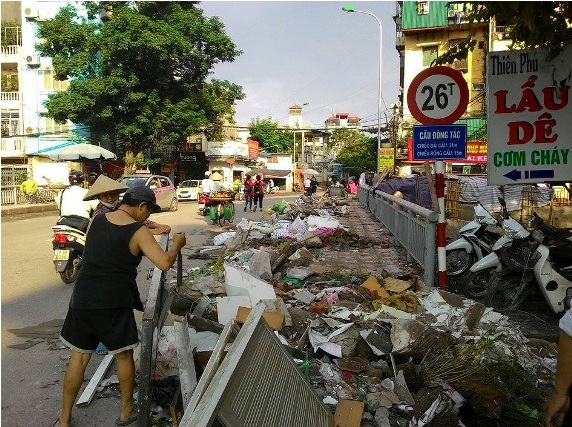 Cây cầu hơn 10 năm "cõng" phế thải giữa Thủ đô - 2