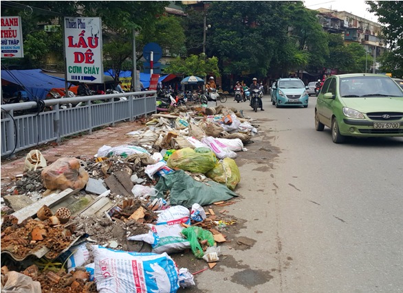 Cây cầu hơn 10 năm "cõng" phế thải giữa Thủ đô - 10