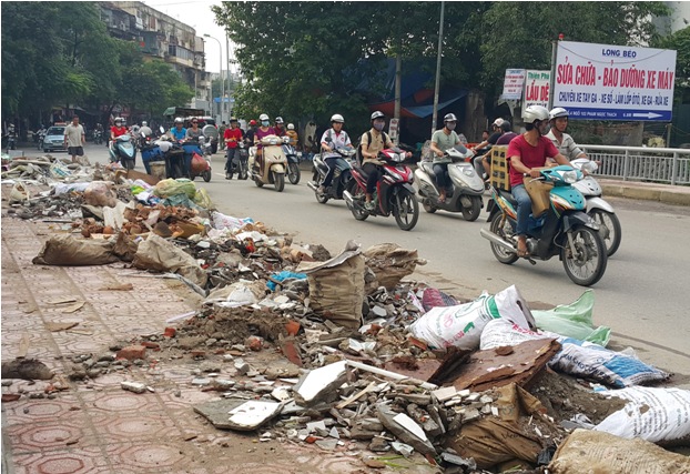 Cây cầu hơn 10 năm "cõng" phế thải giữa Thủ đô - 3